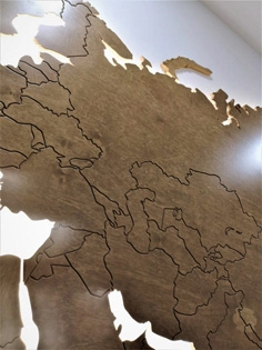 Duża drewniana mapa świata